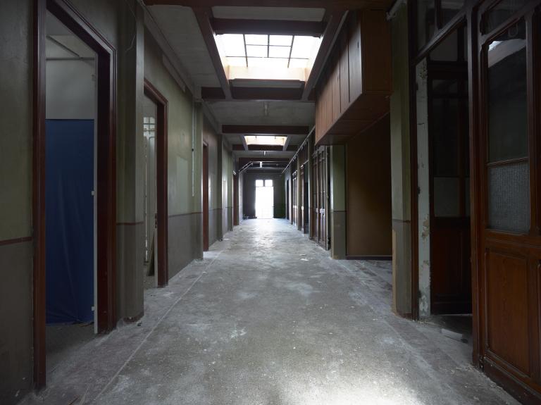 Bureaux. Couloir longitudinal vers l'est.