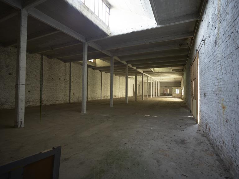 Vue intérieure du magasin aux fils. Vue prise vers l'est.