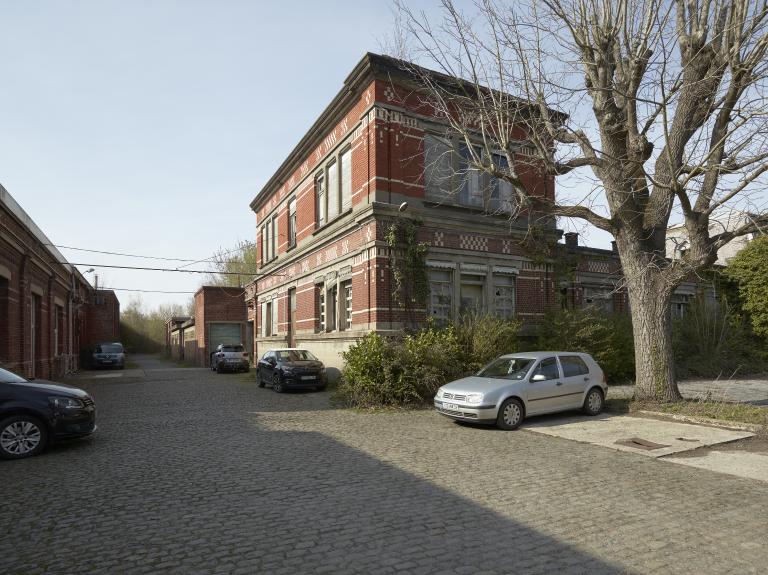 Aile ouest des bureaux, au centre. À gauche, le magasin aux toiles.
