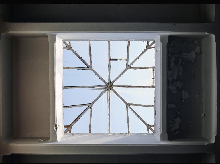 Vue intérieure des bureaux. Vue zénithale d'une verrière.