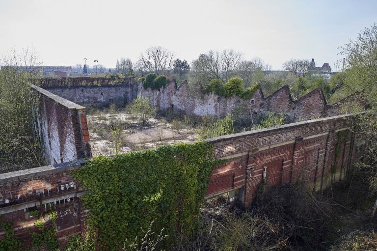 Vestiges sud du tissage. Vue prise vers l'ouest, depuis le couvrement du magasin aux fils.