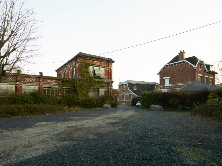 De gauche à droite, vers le nord : aile est des bureaux, conciergerie sud et logement patronal.