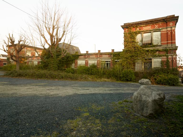 Bureaux. Élévation sur cour. Vue prise vers l'ouest.