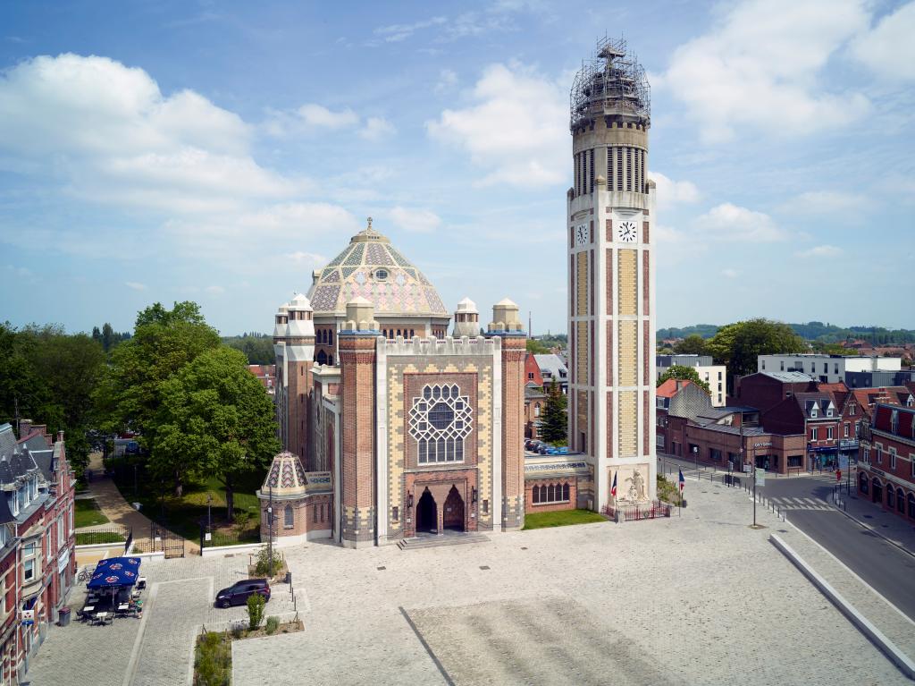 Vue d'ensemble extérieur sud-ouest de l'église depuis le beffroi de l'hôtel de ville.