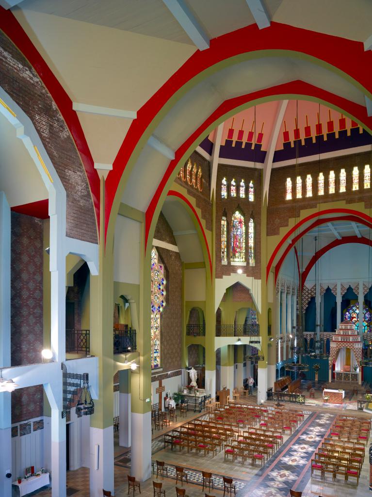 Intérieur de l'église vers le bras nord du transept et le choeur, depuis la tribune à l'ouest.