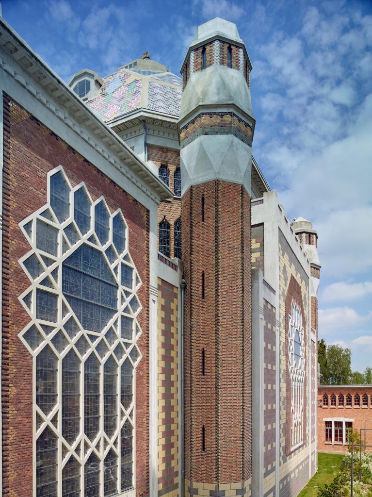 Façade sud du transept prise depuis le clocher de l'église.