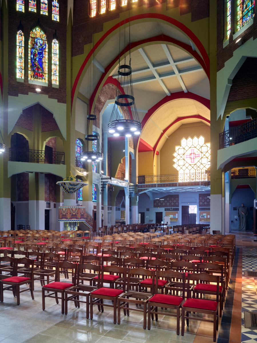 Vue d'ensemble intérieur de la nef vers l'ouest.