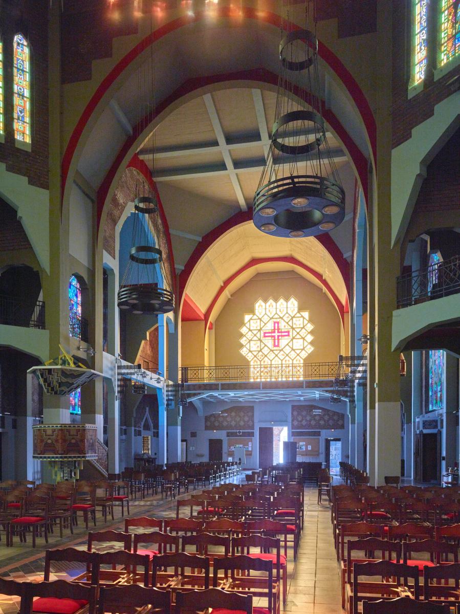 Vue d'ensemble intérieur de la nef vers l'ouest.