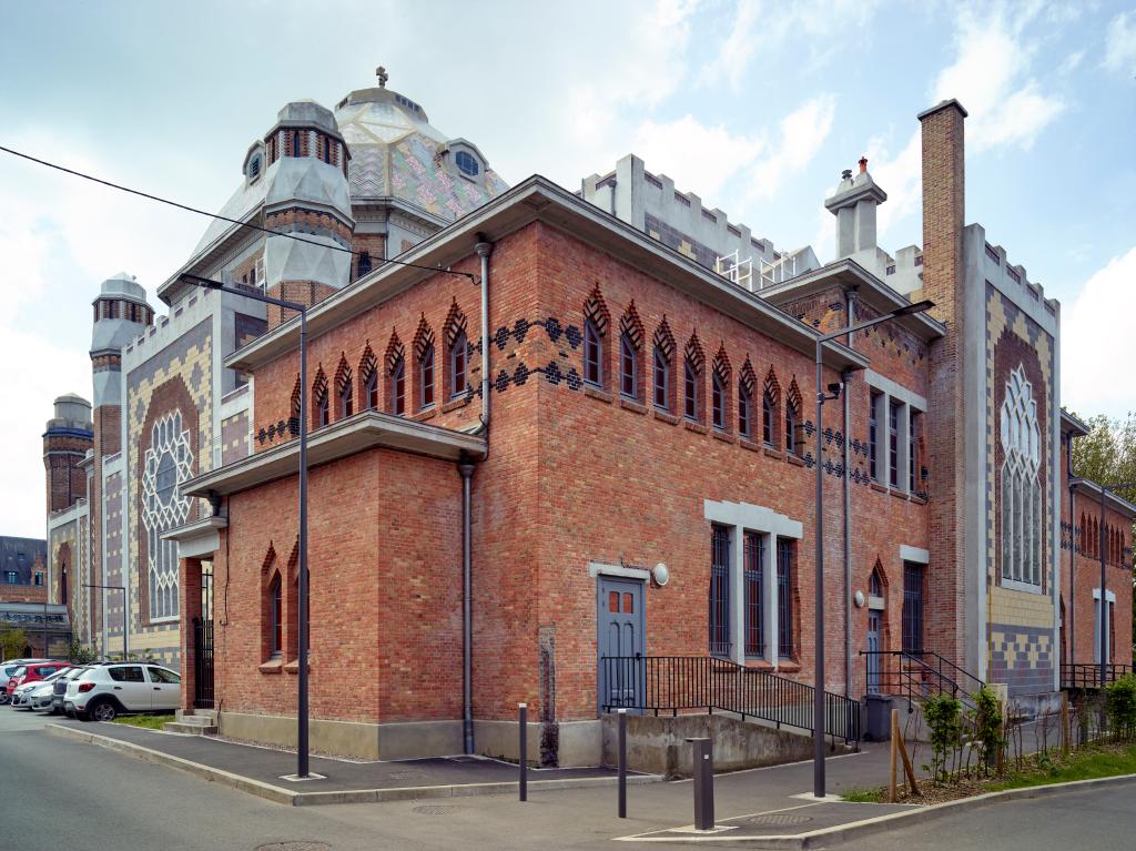 Vue de trois-quarts de la façade est depuis l'angle sud-est.