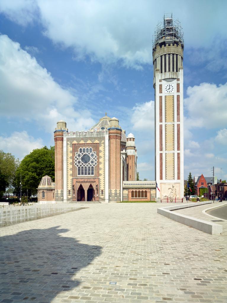 La façade occidentale de l'église donnant sur la Grand'place.