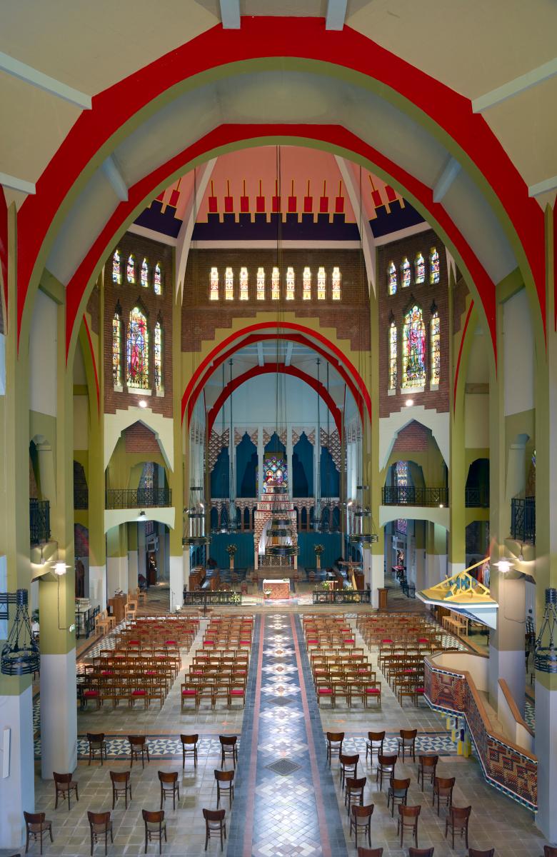 Vue intérieure vers le choeur.