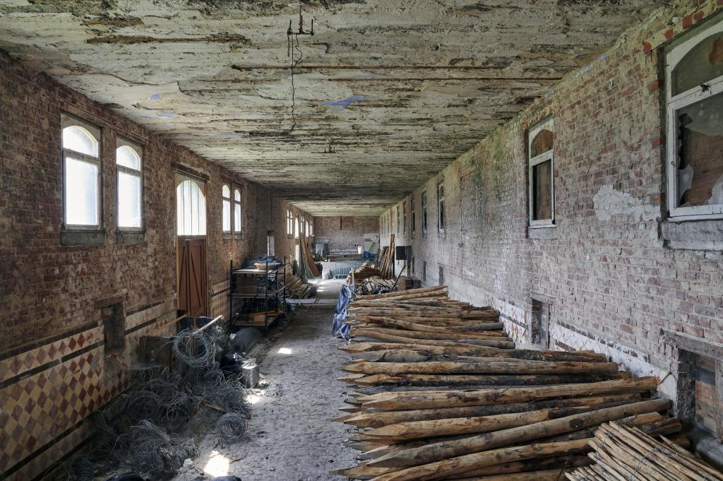 Intérieur des anciennes grandes étables, vue vers l'est.