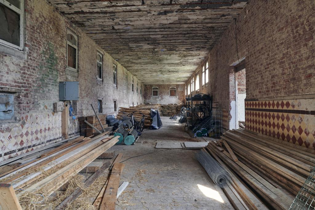 Intérieur de la grande étable, vue vers l'ouest.