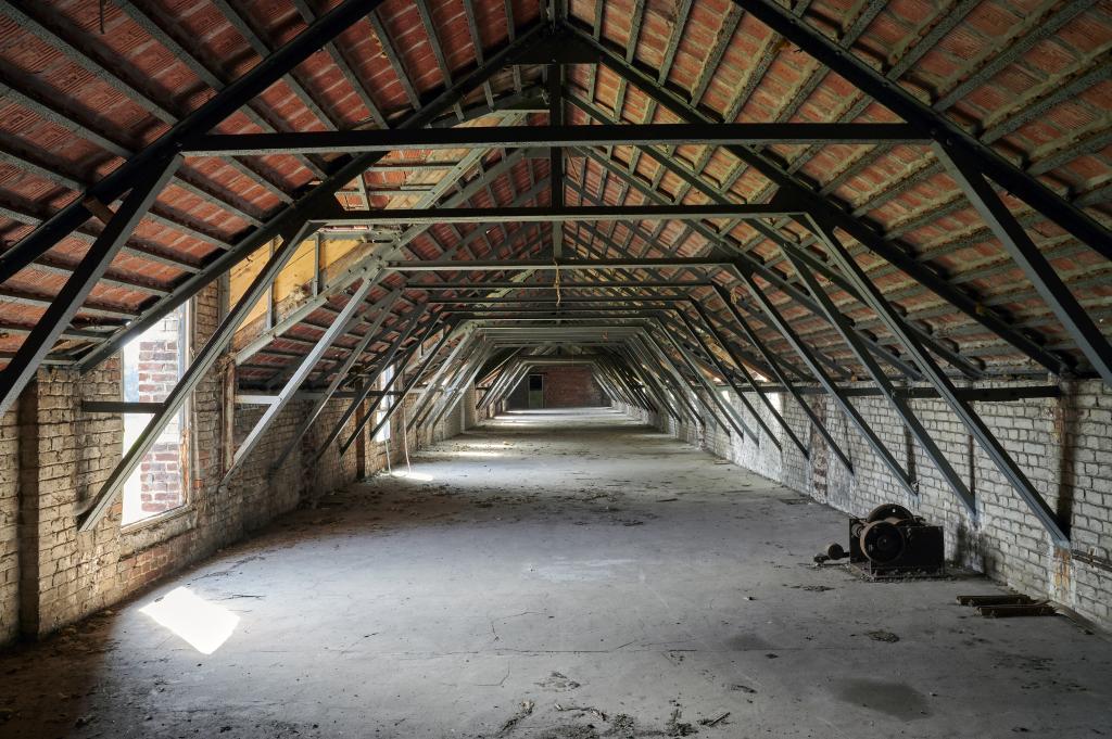 Combles et charpente métallique des anciennes grandes étables.