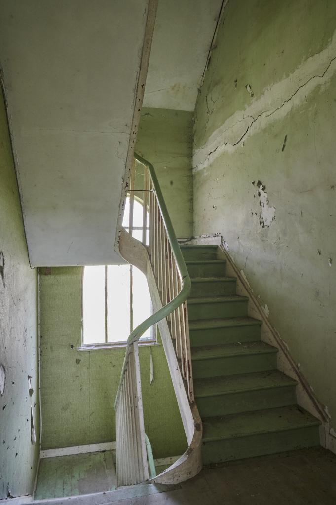 Escalier rampe sur rampe du logement du chef d'élevage.