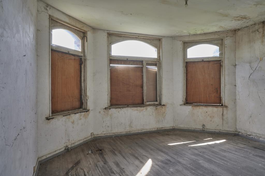 Vue intérieure des ouvertures de la cuisine du logement du chef d'élevage.