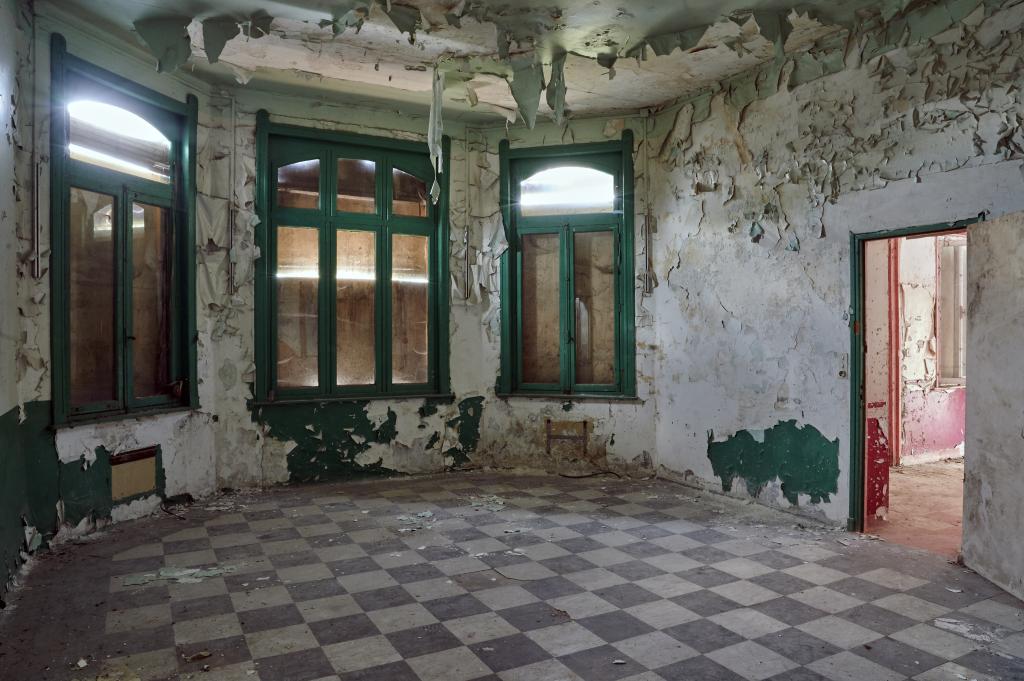 Vue intérieure d'une des chambres du rez-de-chaussée du logement du chef d'élevage.
