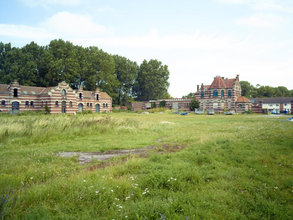 Vue d'ensemble nord-est des bâtiments de la ferme.