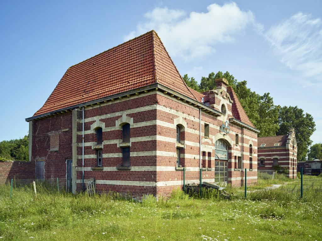 Laiterie et magasin, vue de trois-quarts sud-ouest.