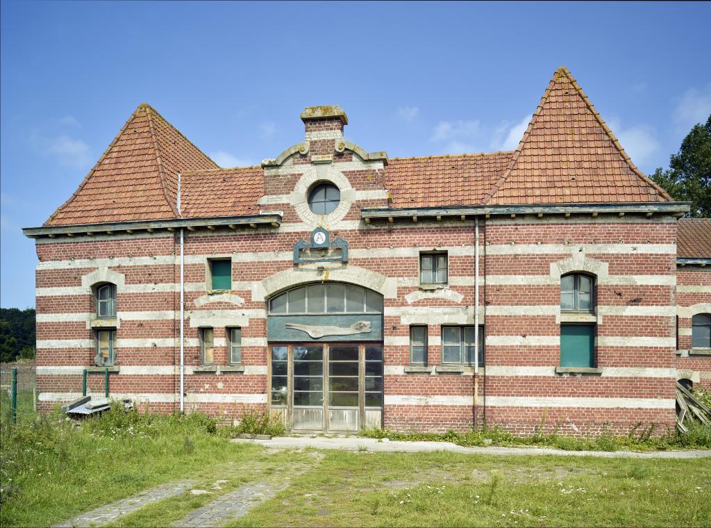 Façade sur cour de la laiterie et du magasin.