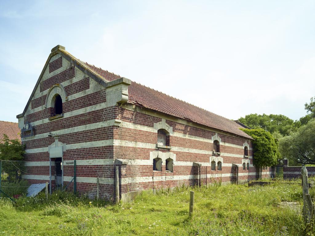 Vue d'une des anciennes porcheries, vue de trois quarts.