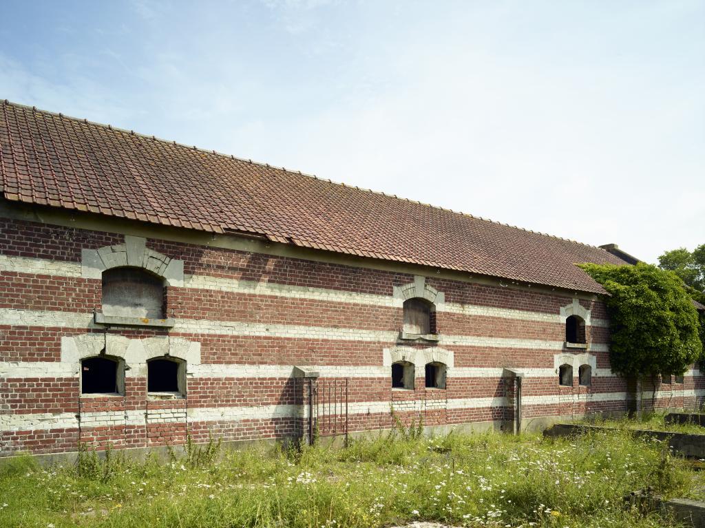 Façade longitudinale d'une des anciennes porcheries, vue partielle.