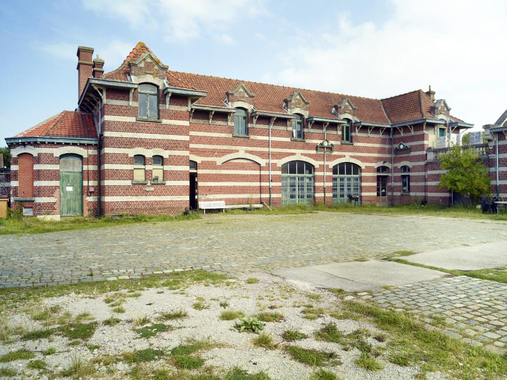 Façade sur cour des anciennes étables et de la remise à matériel. 