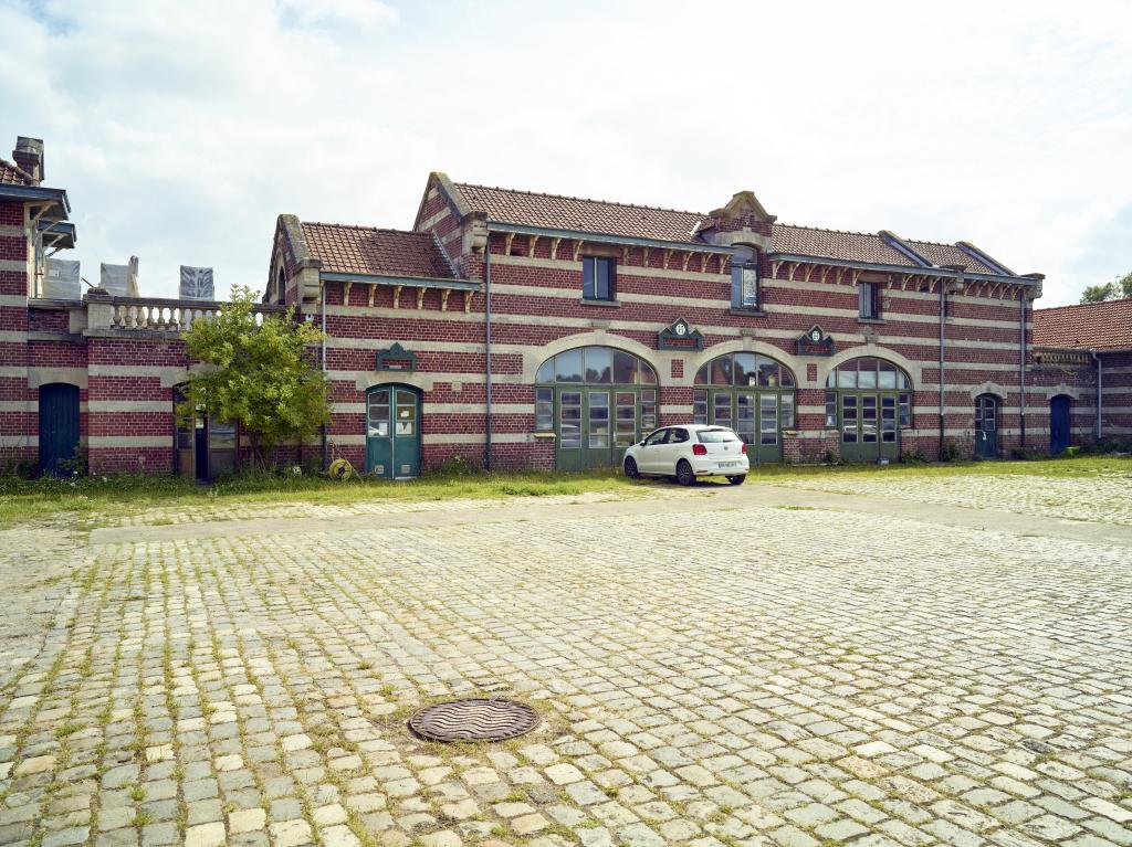Façade sur cour de la remise à matériel agricole.