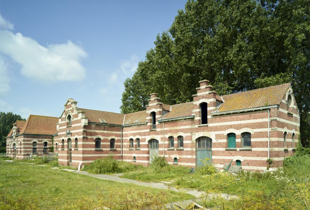 Vue de trois-quarts des étables.
