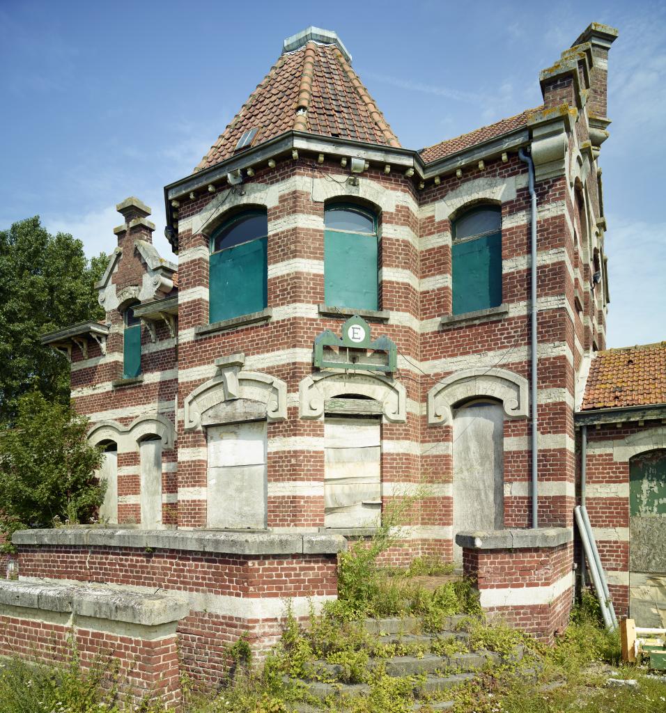 Vue d'ensemble du chef d'élevage, vue depuis la cour, à l'ouest.