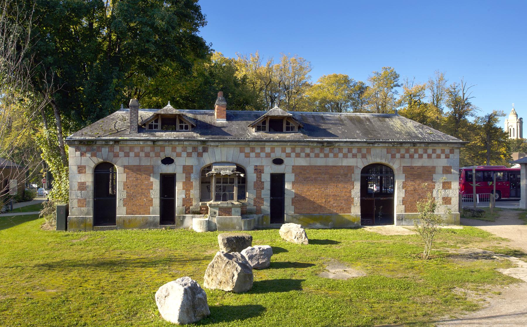 Bâtiment secondaire de la gare, servant de consigne annexe, implanté le long des quais.