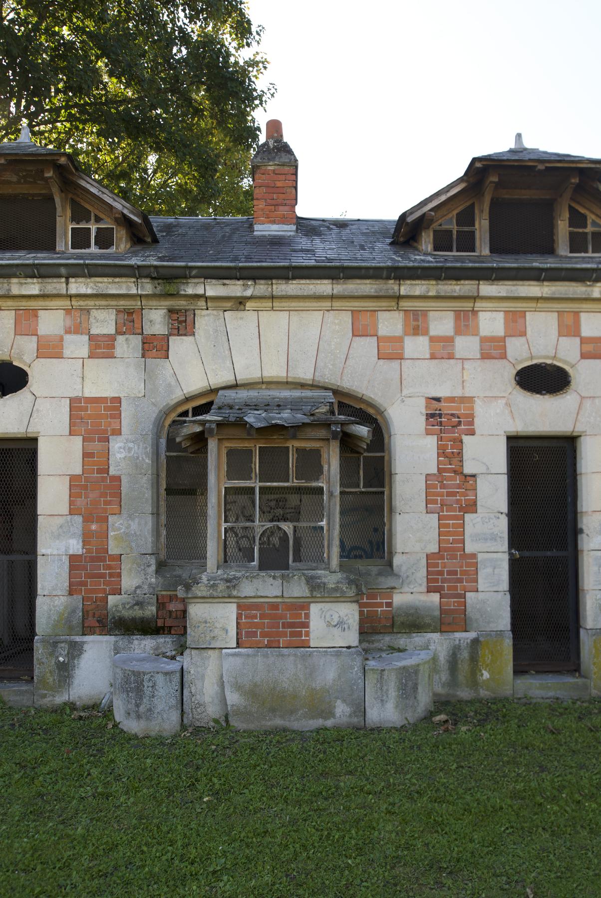 Guichet du bâtiment secondaire de la gare, servant de consigne annexe. 