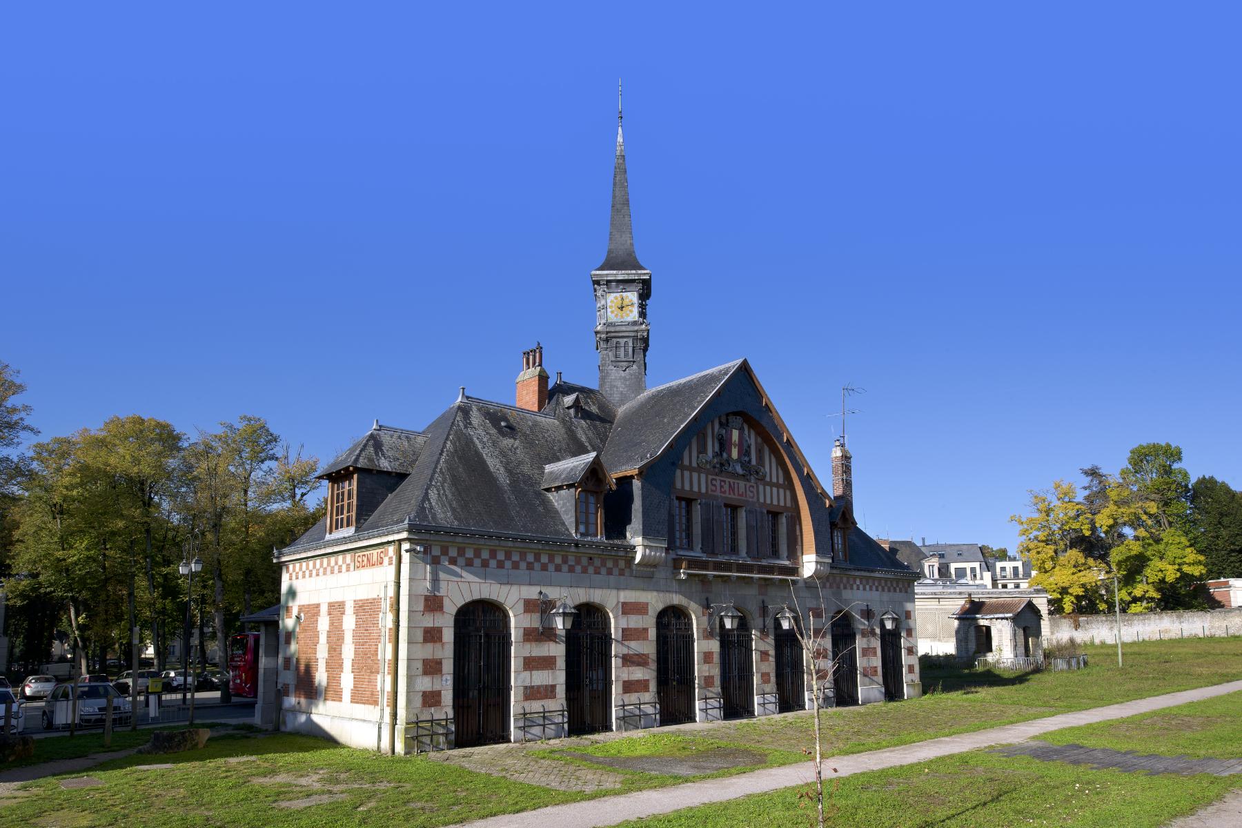 Façade donnannt sur les anciennes voies ferrées, vue de trois-quarts.