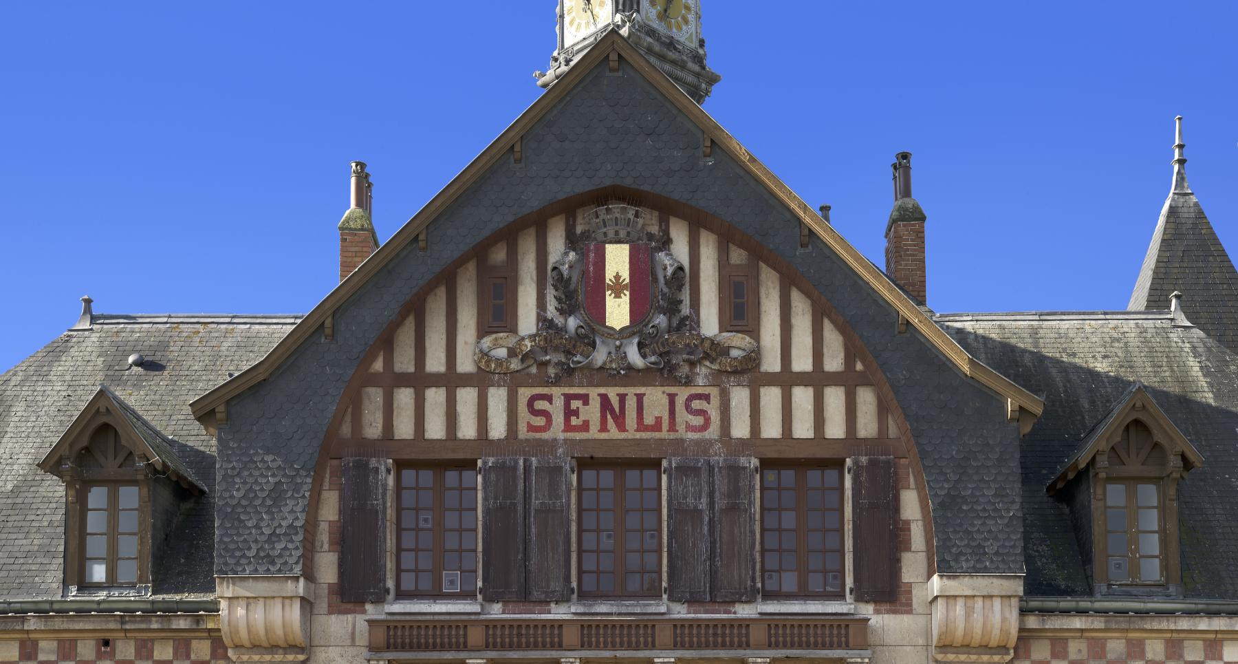 Fronton de la façade nord donnant sur les voies.