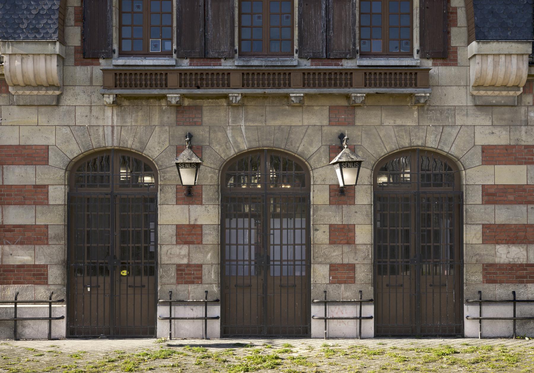 Les portes d'entrée en triplet de la gare, vue depuis le quai.