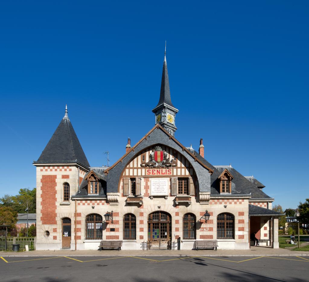 Vue d'ensemble de face de la façade donnant sur la place de la Gare.