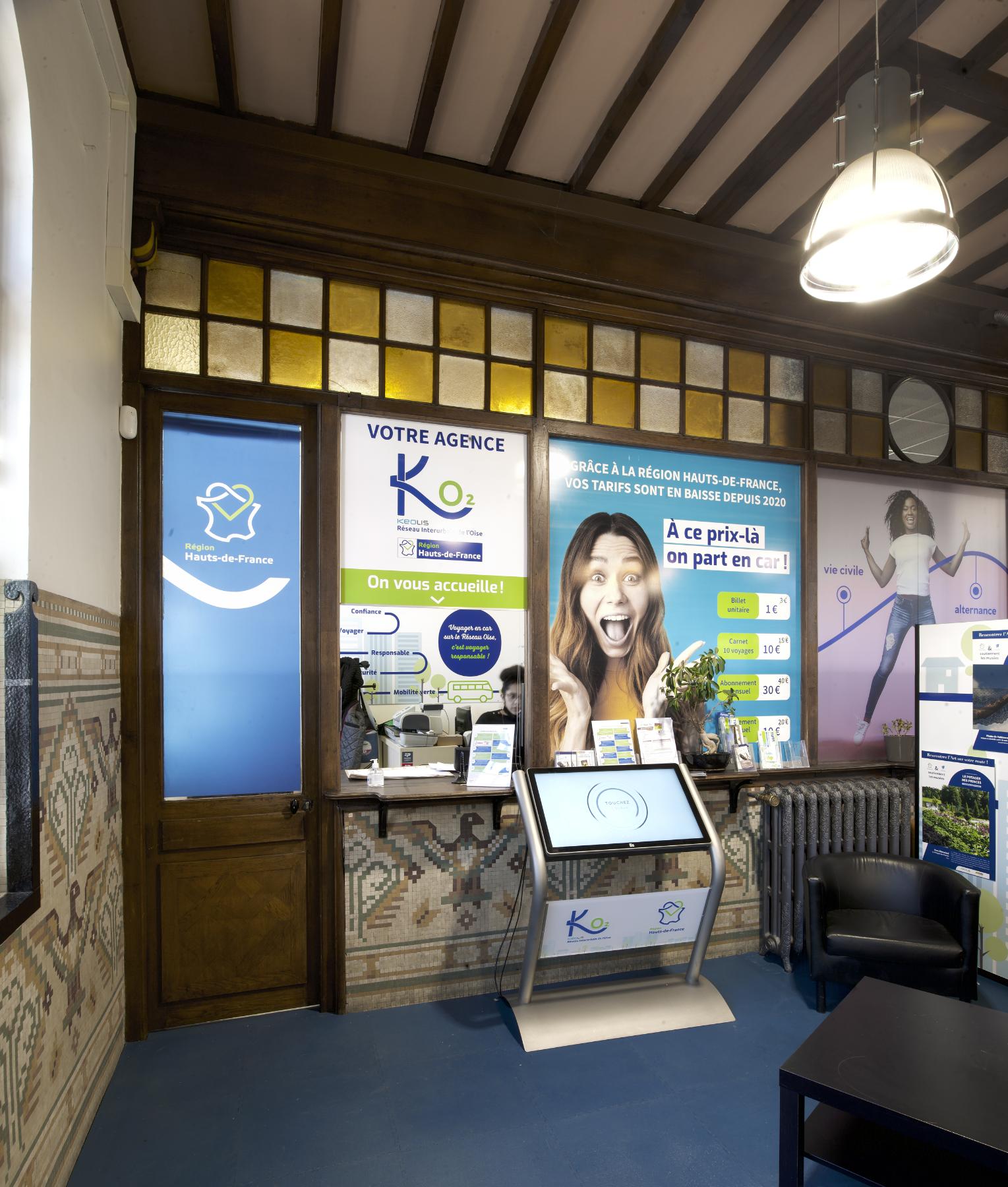 Intérieur du hall des voyageurs de la gare.