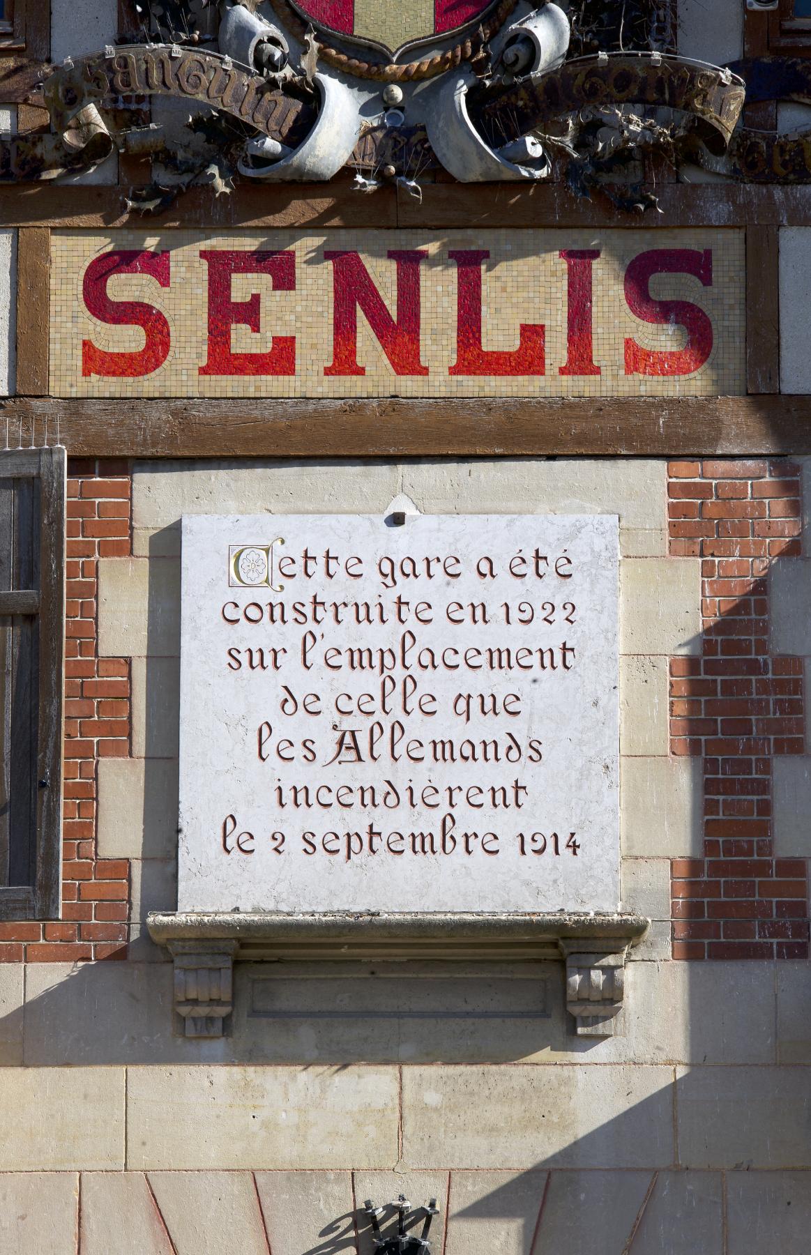 Détail de la plaque commémorative fixée au fronton de la façade principale.