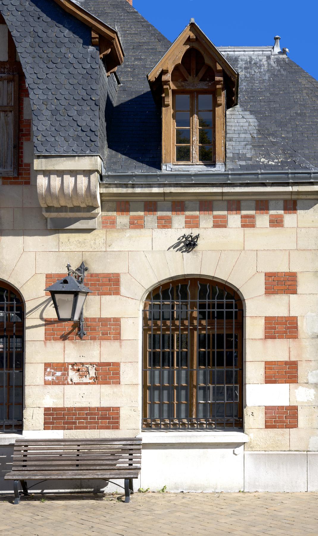 Détail d'une des ouvertures en plein cintre au rez-de-chaussée de la façade principale.