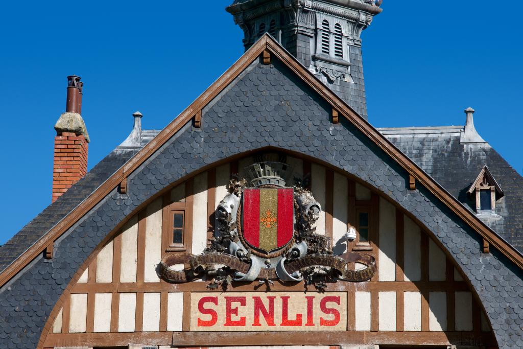Détail du fronton portant les armes de la ville de Senlis.