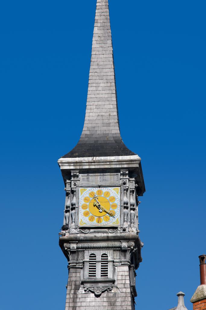 Détail de la flèche et de l'horloge de la gare.