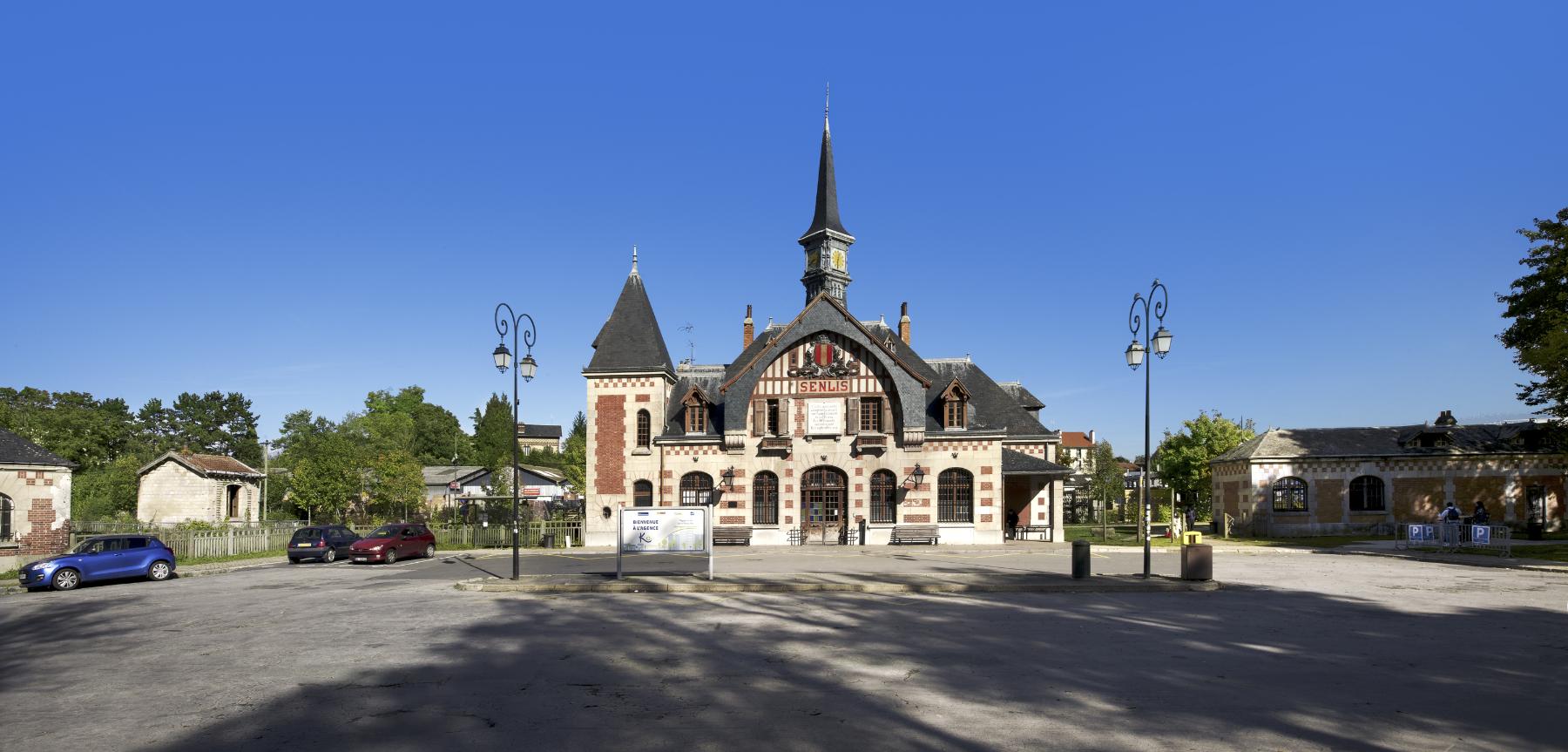 Vue d'ensemble de la place de la gare.