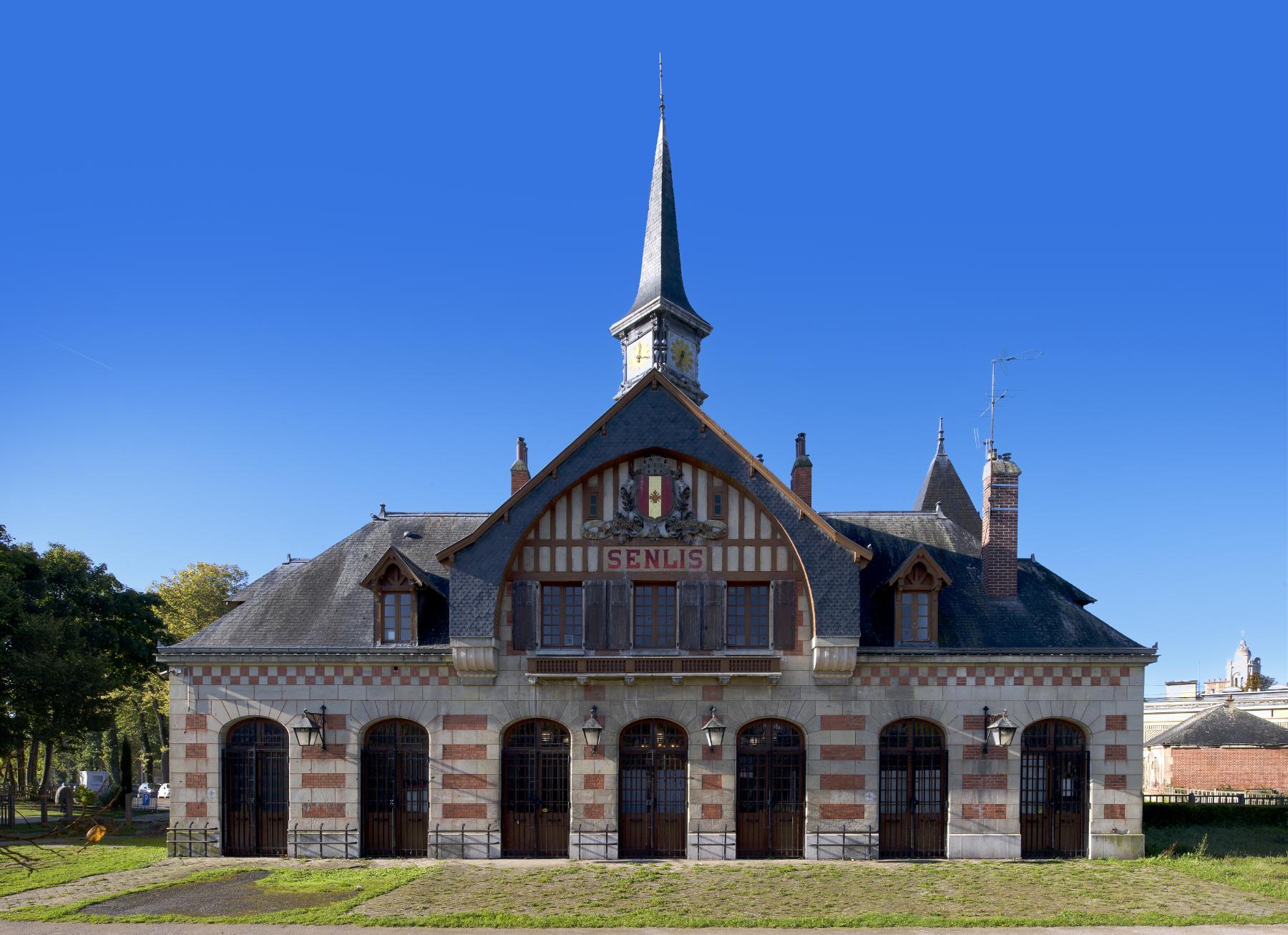 Façade de la gare donnant sur les anciennes voies, vue de face.