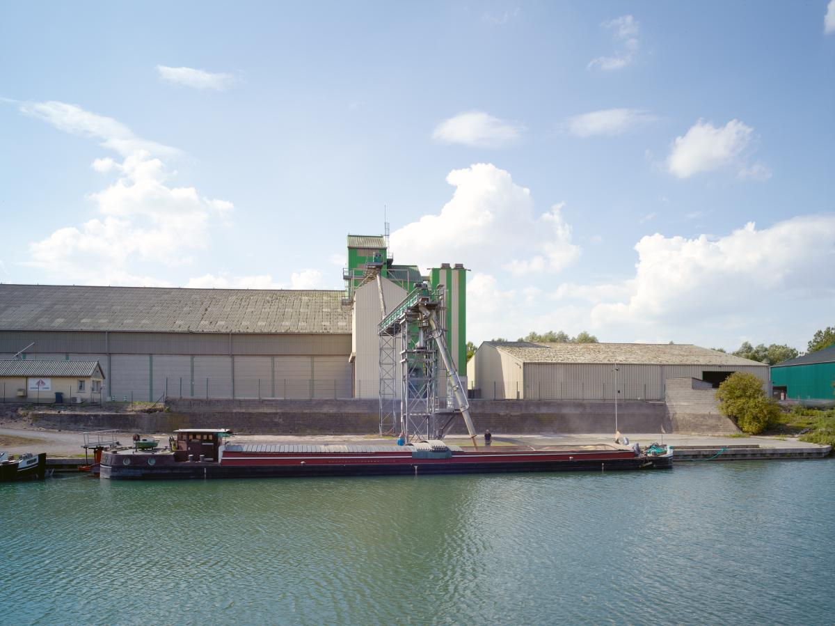 Quai de chargement du Groupe Carré et unité de stockage de céréales en silos (rive ouest). Vue depuis la rive est.