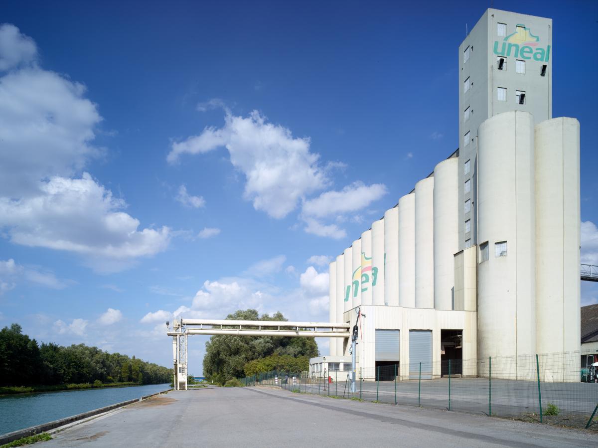 Quai de chargement et unités de stockage de céréales en silos de la rive est (coopérative UNÉAL). Vue depuis le sud.