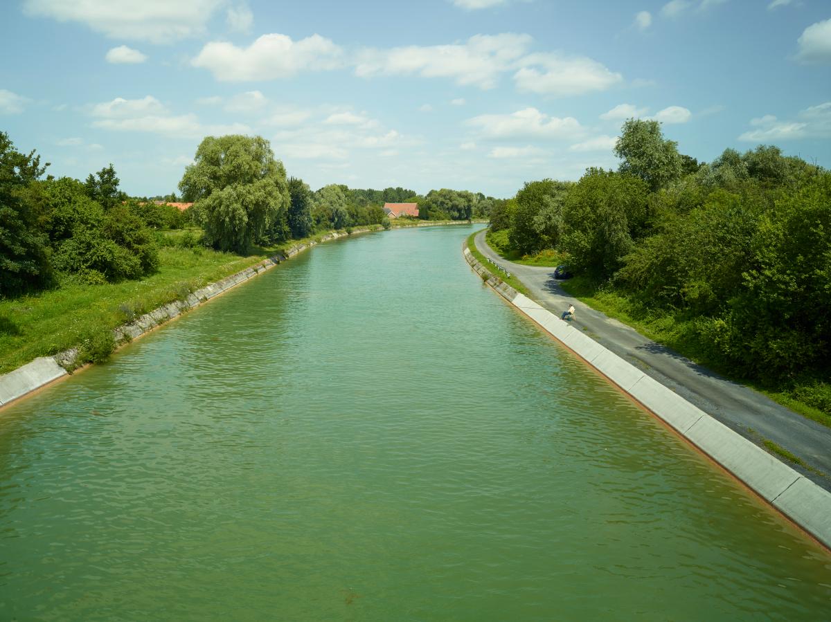Vue depuis le pont en amont du site. 