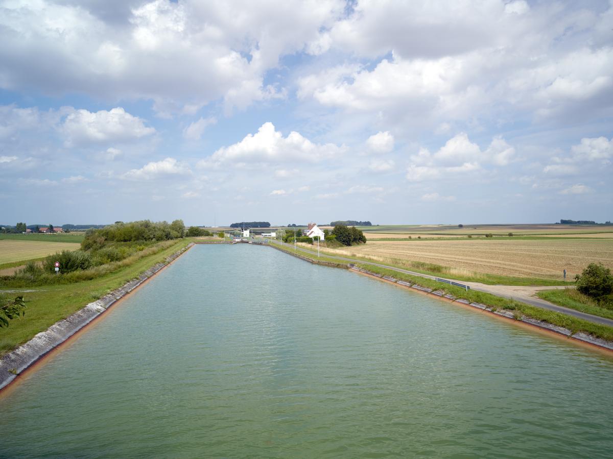Vue générale du paysage en amont du site.