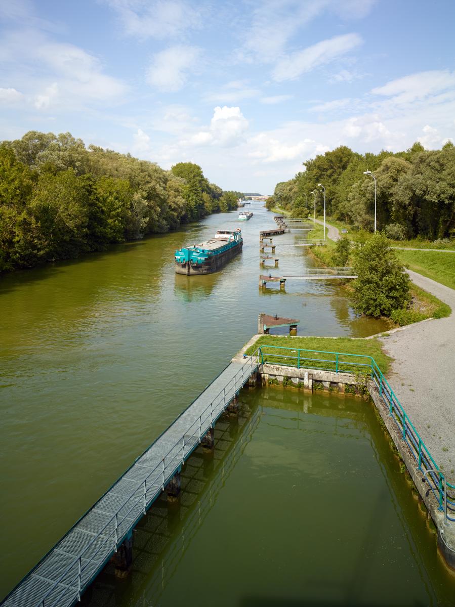 Vue en aval de l'écluse. Estacade de guidage, passerelle métallique, bassin de tranquillisation. Appontements type "Duc d'Albe".
