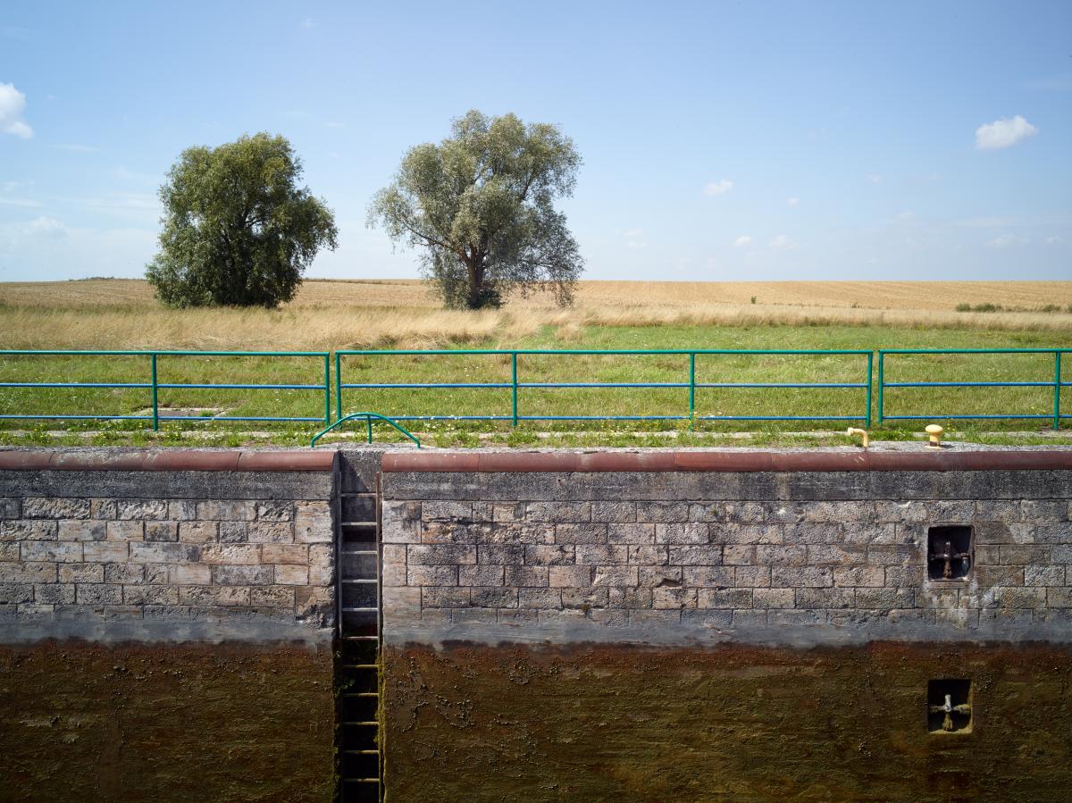 Site d'écluse n°7 de Graincourt-lès-Havrincourt. ; Détail de l'écluse du bajoyer. Échelle et double système d'amarrage en croix. 