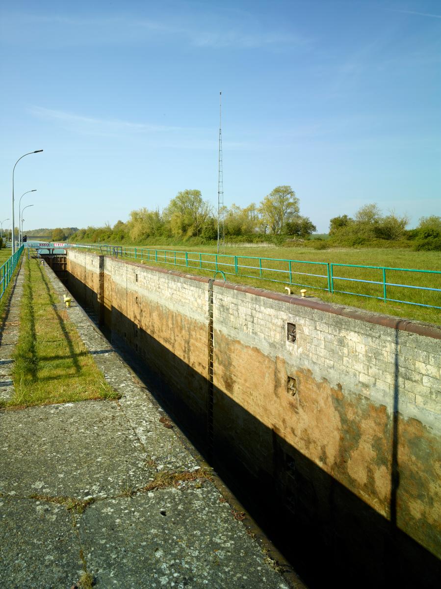 Vue générale depuis l'aval de l'écluse.
